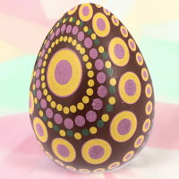 Яйцо из молочного шоколада с декором авангард
