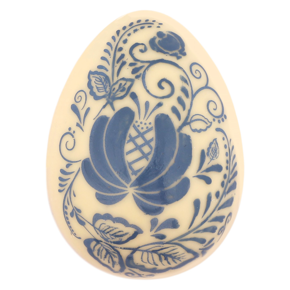 Яйцо из белого шоколада с синим орнаментом