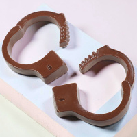 Наручники из молочного шоколада