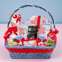 Корзина: шоколад, драже, мармелад, шоколадные конфеты ассорти, чай, оливки, варенье