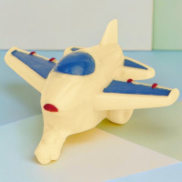 Скульптура из белого шоколада самолетик