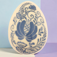 Яйцо из белого шоколада с синим орнаментом