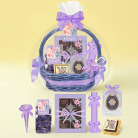 Пасхальная корзина с шоколадом и конфетами