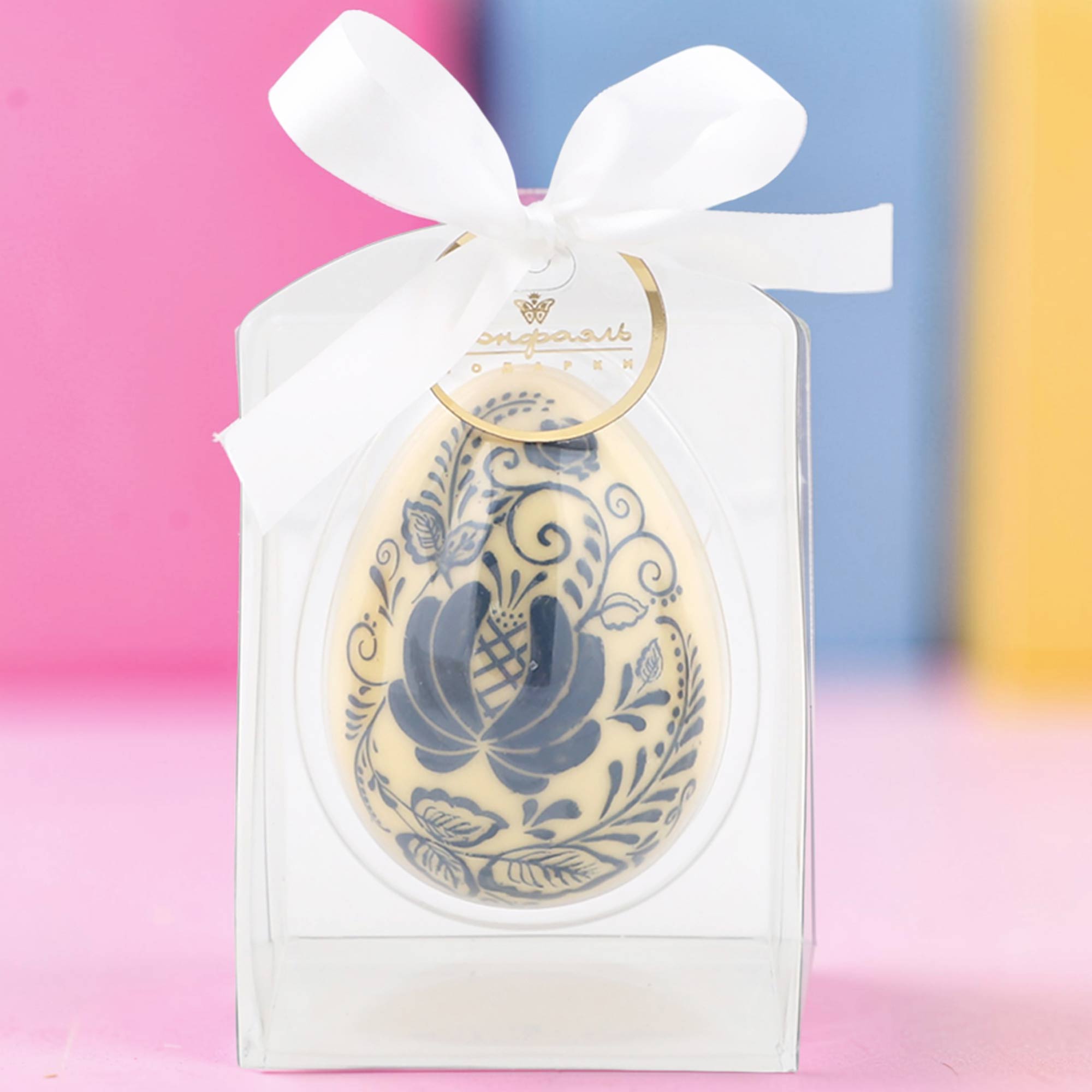 Яйцо из белого шоколада с синим орнаментом