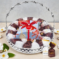 Корзина с конфетами суфле со вкусом манго и суфле-безе