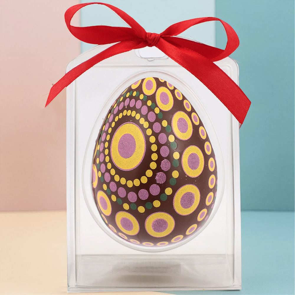 Яйцо из молочного шоколада с декором авангард