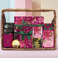 Корзина: конфеты глазированные, конфеты "Ассорти", мед, чайный напиток