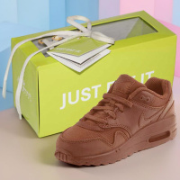 Кроссовок из молочного шоколада