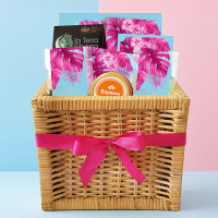 Корзина: шоколад, мармелад, конфеты "Ассорти", варенье, чайный напиток