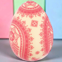 Яйцо из белого шоколада с красным орнаментом