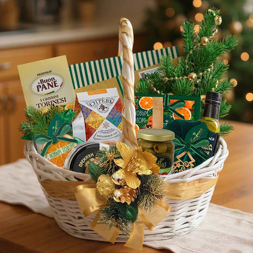 Корзина с конфетами: ассорти, шоколад белый, шоколад горький, драже, чай, паштет, масло, оливки, хлебные палочки из коллекции Цитрусовая зима Корзина с конфетами: ассорти, шоколад белый, шоколад горький, драже, чай, паштет, масло, оливки, хлебные палочки из коллекции Цитрусовая зима