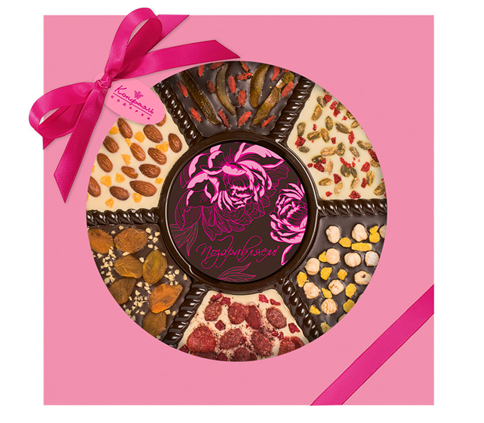 Набор горького и белого шоколада с цукатами и орехами