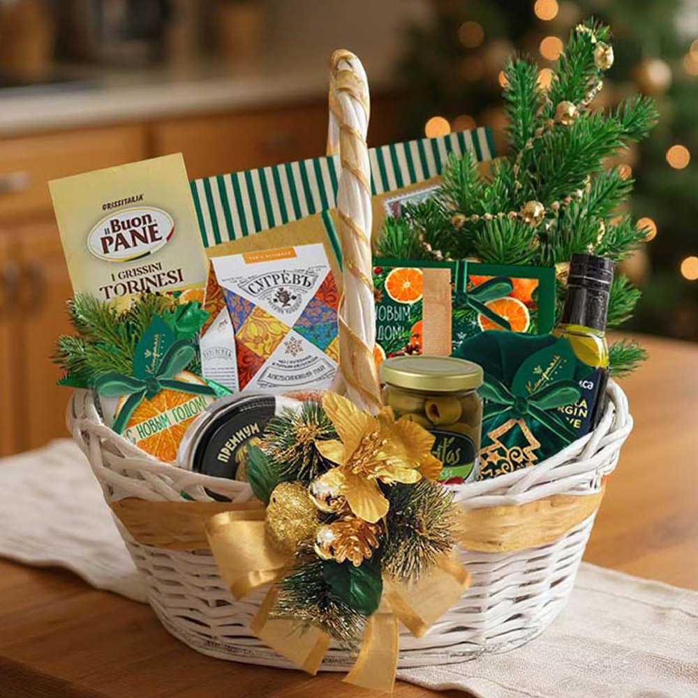 Корзина с конфетами: ассорти, шоколад белый, шоколад горький, драже, чай, паштет, масло, оливки, хлебные палочки из коллекции Цитрусовая зима Корзина с конфетами: ассорти, шоколад белый, шоколад горький, драже, чай, паштет, масло, оливки, хлебные палочки из коллекции Цитрусовая зима