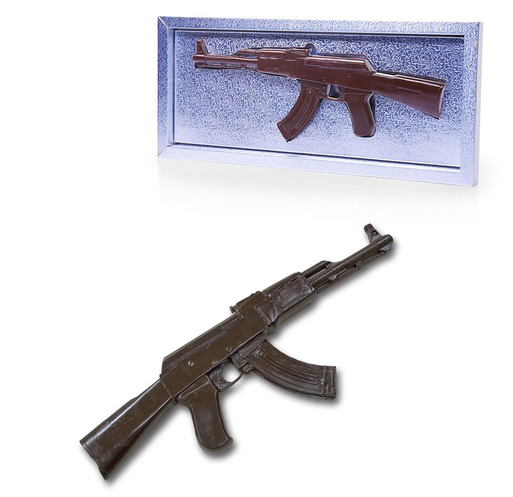 Автомат Калашникова скульптура из горького шоколада