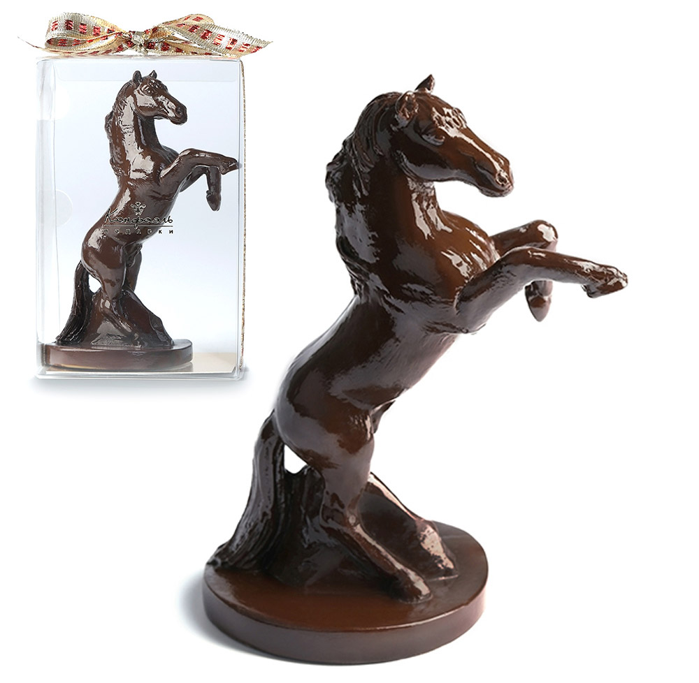 Скульптура из молочного шоколада Конь Скульптура из молочного шоколада Конь