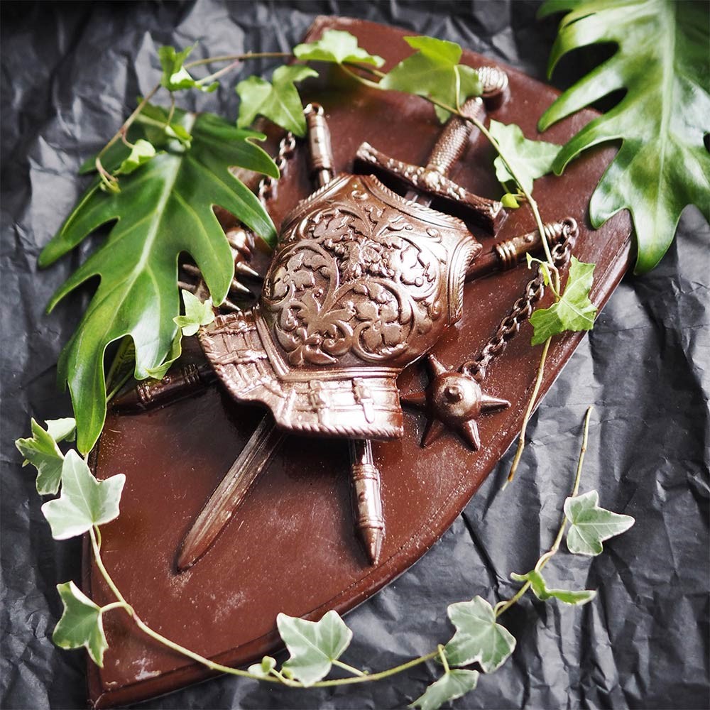 Шоколадная скульптура щит и меч