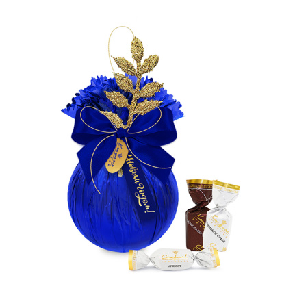 Елочный шарик с конфетами суфле, сухофруктами в шоколаде