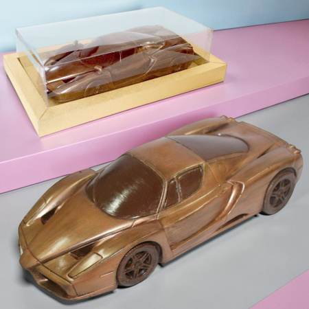 Машина Феррари из молочного шоколада