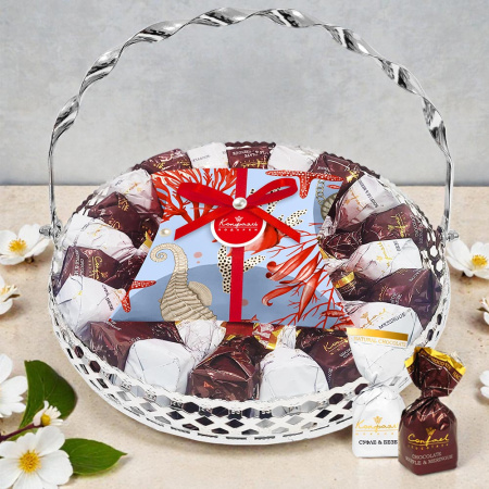 Корзина с конфетами суфле со вкусом манго и суфле-безе