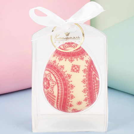 Яйцо из белого шоколада с красным орнаментом