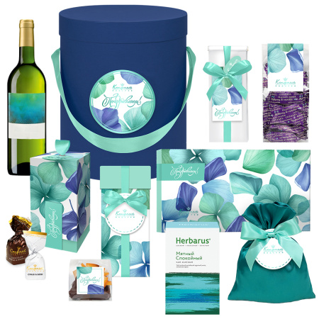 Коробка с конфетами и чаем: ассорти, суфле-безе, мягкий грильяж, драже, чай