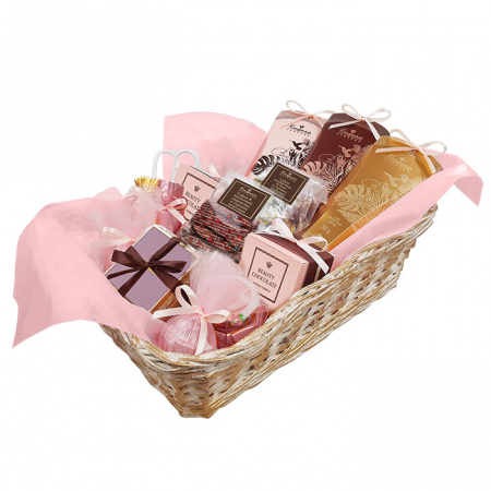 Корзина: косметика для лица и тела, конфеты ручной работы, мармелад-суфле, мед 1970г