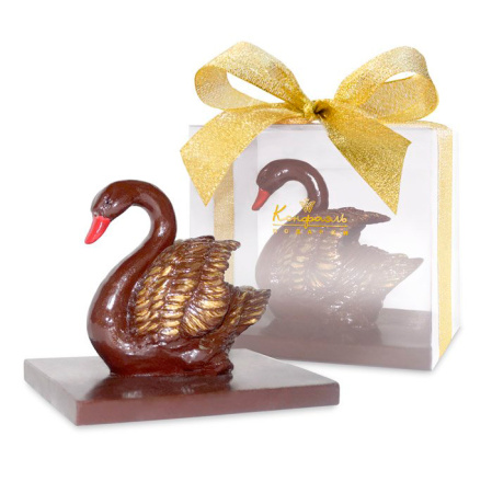 Лебедь с золотым декором из молочного шоколада