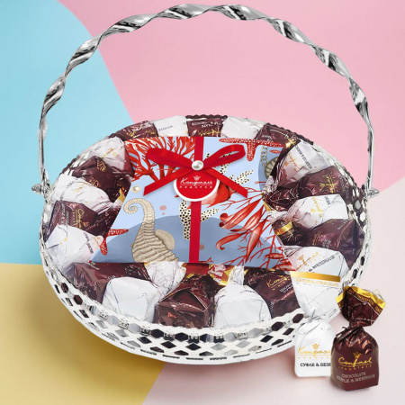 Корзина с конфетами суфле со вкусом манго и суфле-безе