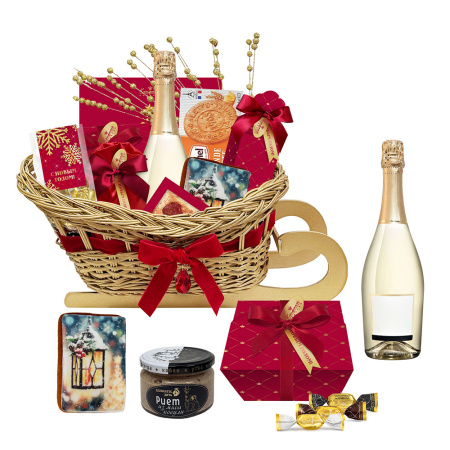 Санки с конфетами: ассорти, суфле, драже, шоколад, риет из мяса косули с грушей и мягким сыром, пряник