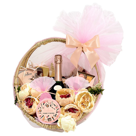 Корзина: шоколад, конфеты ручной работы, косметика для лица и тела, драже, суфле-безе 3670г