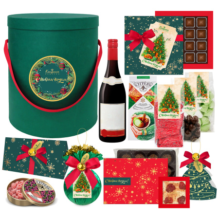 Набор: конфеты ассорти, мини-пирожные, карамель, чай