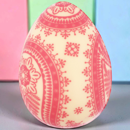 Яйцо из белого шоколада с красным орнаментом