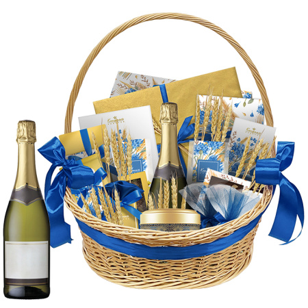 Корзина с конфетами: суфле, шоколад, конфеты ручной работы, чай