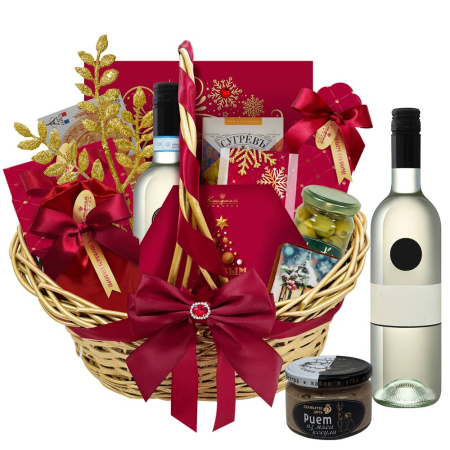 Корзина с конфетами: ассорти, мармелад, драже, риет из мяса косули с грушей и мягким сыром, оливки, чай