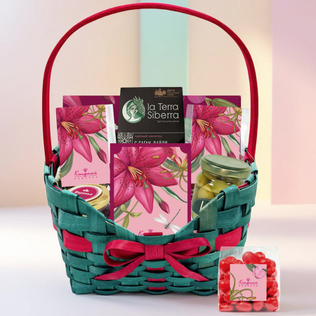 Корзина: драже, шоколадные конфеты "Ассорти", чай, варенье, оливки