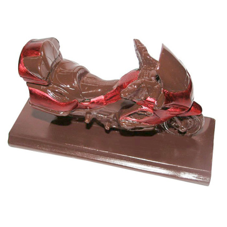 Мотоцикл из молочного шоколада