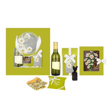 Подарочный пакет: конфеты мягкий грильяж, шоколад, платок