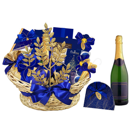 Корзина с конфетами ассорти, суфле, шоколадом и чаем