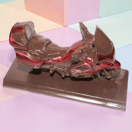 Мотоцикл из молочного шоколада