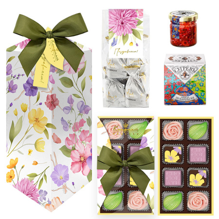 Набор конфет ассорти, суфле-безе, варенье и чай Набор конфет ассорти, суфле-безе, варенье и чай