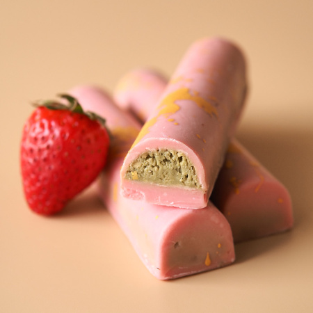 Дубайский клубничный шоколад с фисташковой начинкой 35г